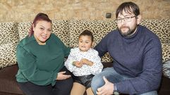 La peque�a Daniela Novo, con sus padres, en  una imagen de archivo 