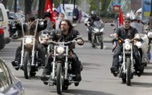 El l�der de los lobos a su paso el mi�rcoles por Brest. 