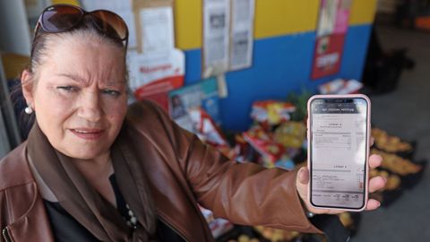 Amadora Núñez, responsable del Banco de Alimentos de Lugo, enseña la disparada factura de luz