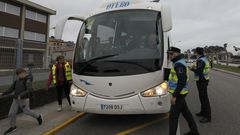 Agentes municipales de Viveiro, este martes en la parada de bus del CEP Lois Tob�o