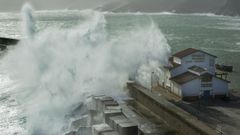 Fuerte oleaje en Malpica por el temporal Hugo