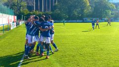 Los futbolistas del Vetusta celebran el gol de la victoria ante el Tit�nico