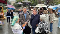 El consejero de Medio Rural y Pol�tica Agraria, Marcelino Marcos, y el concejal y portavoz del PSOE en Navia, Gonzalo Asenjo, durante su visita al V Mercado Tradicional de Anleo