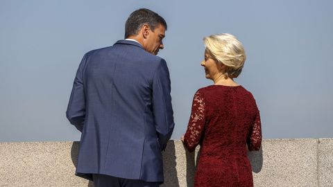 Pedro Snchez conversa con Ursula von der Leyen