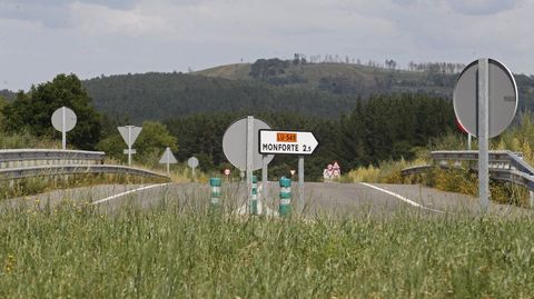 Salida por carretera del puerto seco en su conexin con la LU-933 (Monforte-A Pobra do Brolln)