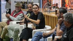 En el centro, la sumiller Marta Cortizas