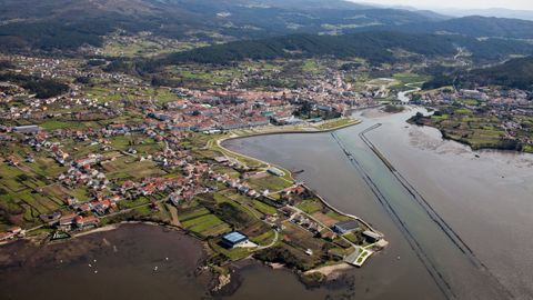 Vista aérea de Noia con el concello de Lousame al fondo