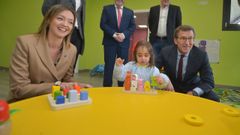 La conselleira Fabiola Garc�a y el presidente de la Xunta N��ez Feijoo en  una visita a una escuela infantil