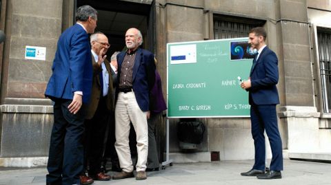 Los f�sicos tras la charla con los alumnos