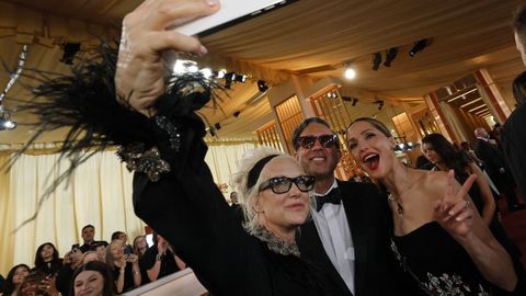Rose Byrne y Bobby Cannavale posan para un selfi