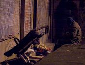 Jose Luis, en la acera de Ultramar, en la que duerme, empapado y rodeado de basura.