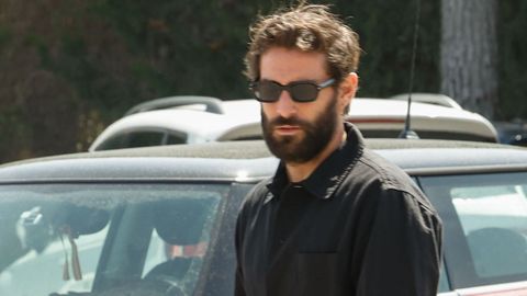 El actor Fernando Guallar, a su llegada a la capilla ardiente.