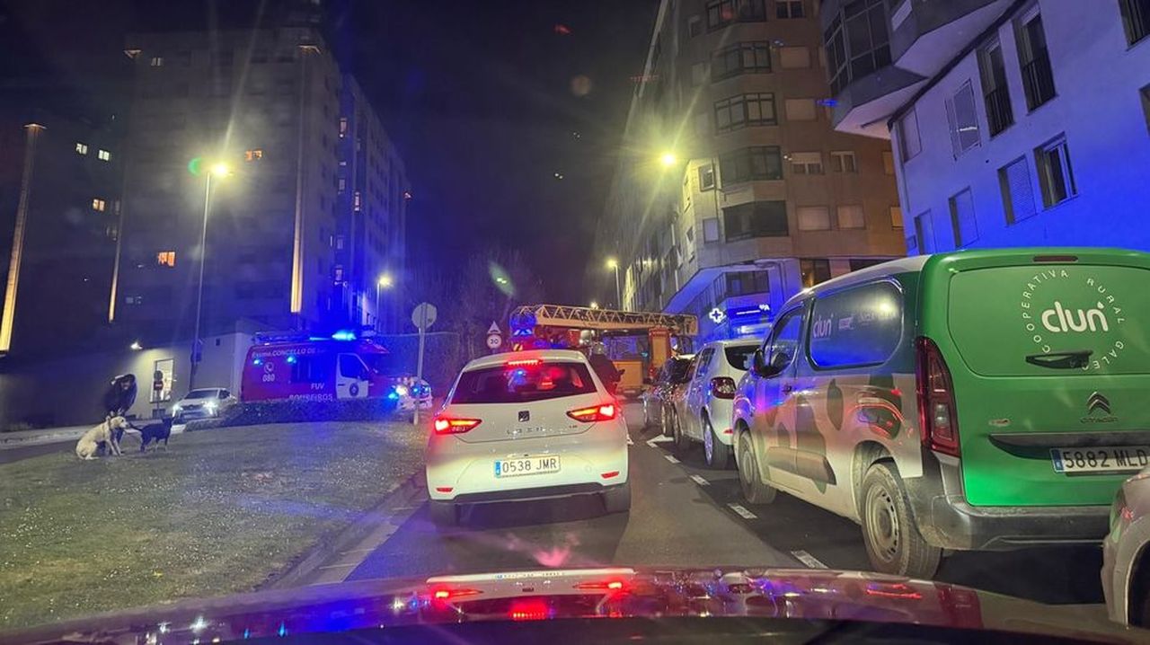 Atendida en el HULA una mujer tras un incendio en un piso en Lugo