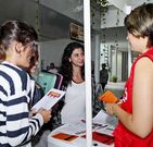 Voluntarias de Cruz Roja, ayer, en Ciencias da Educaci�n. 
