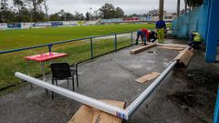 Las nuevas porter�as de Barra�a ya est�n en el estadio.