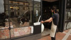 Los responsables del local est�n a la espera de que un cristalero pueda reparar la zona da�ada.