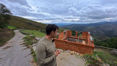 Virgilio junto a la�antigua caba�a