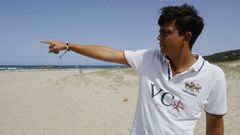 Andr�s Fern�ndez de Lera, en la playa de A Frouxeira (Valdovi�o) donde rescat� a un ba�ista
