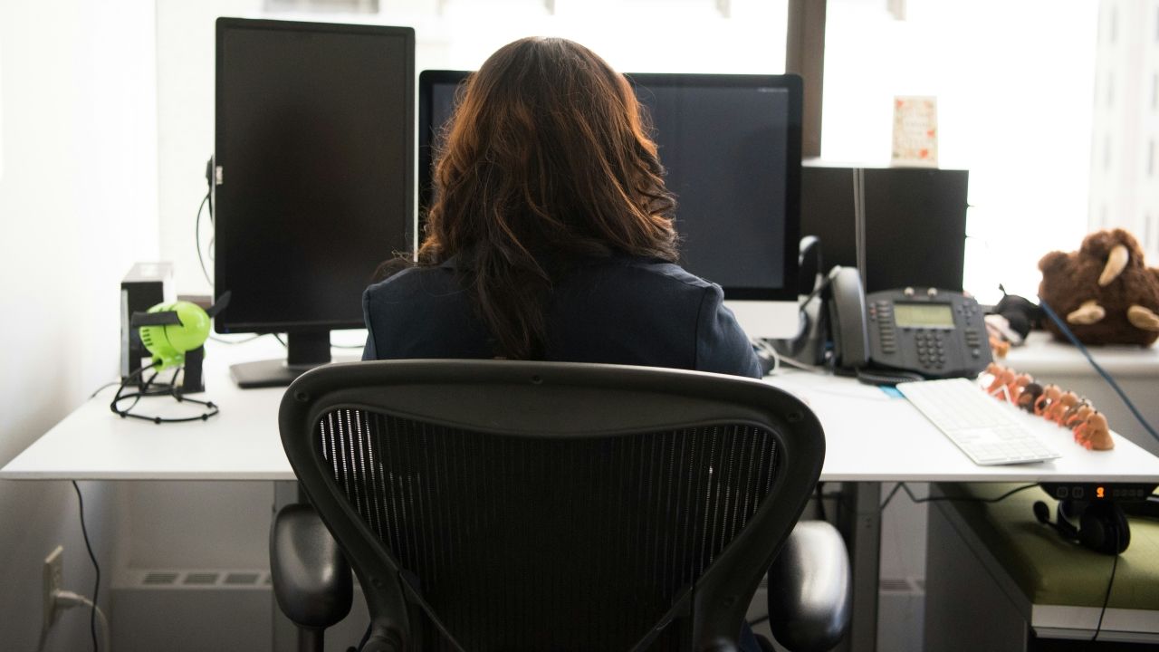 Despedida por desconectarse dos veces mientras teletrabajaba: deberán indemnizarla con 35.000 euros