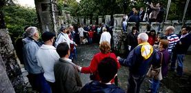 Los asistentes se reunieron con velas en los jardines del Pazo de Castrelos para honrar a los marginados fallecidos. 