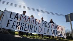 Vecinos de Elvi�a con una pancarta contra el gobierno local y la Marea Atl�ntica 
