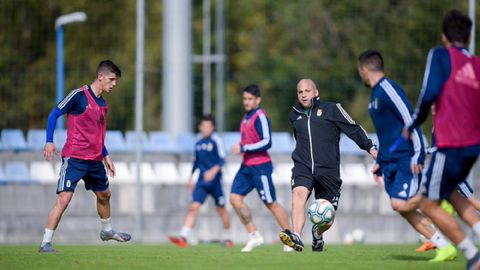 Javi Rozada golpea al bal�n en un entrenamiento