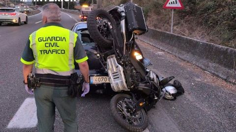Accidente entre un coche y una moto en la autopista en Pontevedra