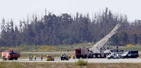 Las gr�as tardaron unas dos horas en conseguir retirar el cami�n de bomberos volcado en la pista de Lavacolla.