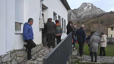 Vecinos de Villaman&iacute;n durante el registro presencial de las papeletas agracidas