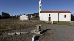 Los restos del cruceiro y la iglesia de Verdes, ayer.