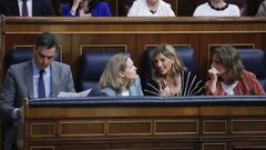 El presidente del Gobierno, Pedro Snchez (i) junto a las vicepresidentas Nadia Calvio (3d), Yolanda Daz (2d) y Teresa Ribera (d)