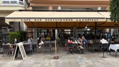 Terraza del caf� La Capital, ubicado en la praza Maior de Lugo, durante el mediod�a del pasado martes.