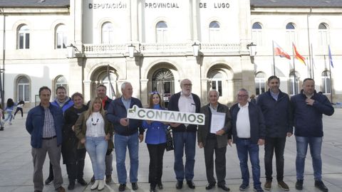 Manuel Martnez, Carmen Gonzlez, Claudio Garrido y Gumersindo Rodrguez en el centro con la coalicin Contamos delante de la Diputacin