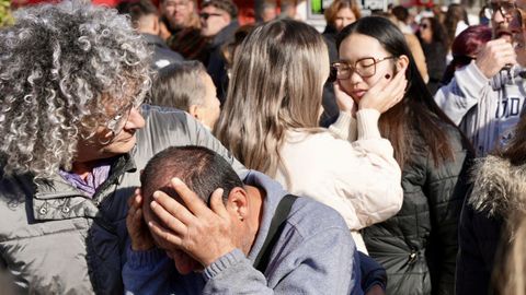 Imagen de los cinco minutos de silencio convocado por el Ayuntamiento de Punta Umbr�a (Huelva) en memoria de las personas muertas en el accidente de tren en Adamuz