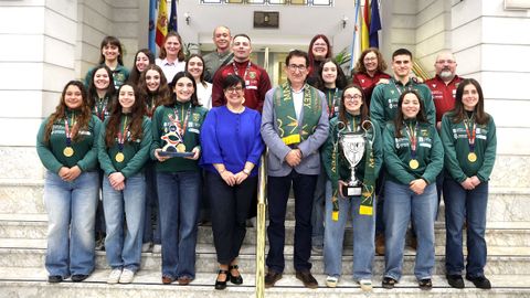Las jugadoras y cuerpo t&eacute;cnico del Hockey Marineda, en su visita a la Diputaci&oacute;n de A Coru&ntilde;a.