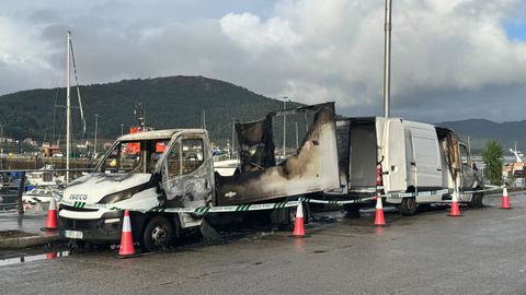 La Guardia Civil precint los vehculos quemados.