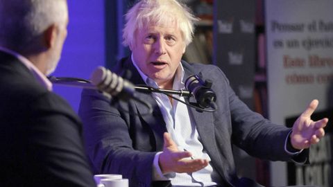 El ex primer ministro brit�nico Boris Johnson, el domingo en conversaciones con el expresidente colombiano Iv�n Duque.