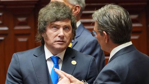 Javier Milei durante la toma de posesi�n de la presidenta de Per�, Keiko Fujimori.