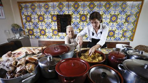 Loli, junto a su suegra, lleva casi 40 aos alimentando a los comensales con cocido