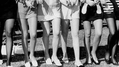 Grupo de mujeres con minifalta