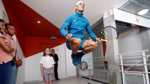 Rafael Nadal calienta antes de su partido contra Juan Mart�n del Potro, al que gan�