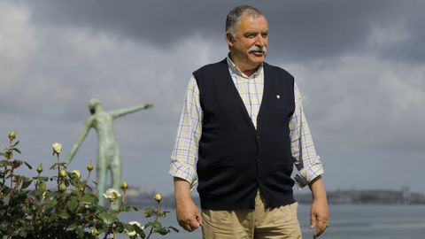 Garc�a Seoane en el parque de las 13 Rosas de Oleiros.