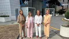 La diputada nacional y portavoz municipal del PP en Avil�s, Esther Llamazares, la presidenta del PP avilesino, Estefan�a Rodr�guez, y la diputada Pilar Fern�ndez Pardo