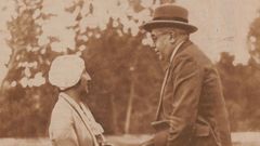 Manuel Aza�a y su esposa, Lola de Rivas, en una fotograf�a tomada por Llompart en El Escorial y publicada en el n�mero de �Estampa� del 17 de septiembre de 1932 que se conserva en la Biblioteca Nacional de Espa�a
