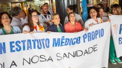 Concentraci�n de m�dicos, este mi�rcoles, en el Hospital Montecelo de Pontevedra, coincidiendo con la jornada de huelga