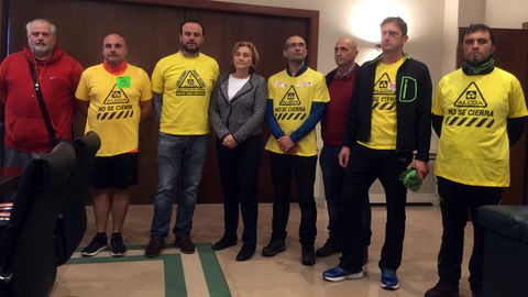 La delegada del Gobierno, Delia Losa, con el comit� de empresa de Alcoa