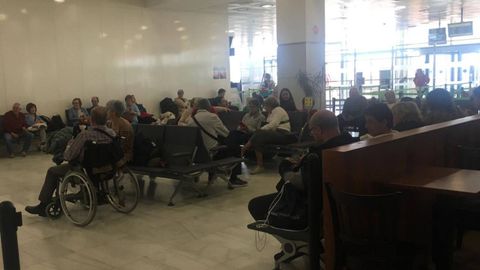 Jubilados gallegos llevan desde las 10 de la mañana tirados en el aeropuerto de Almería