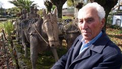 Gumersindo Rivera junto a una de sus esculturas, en una imagen tomada en el 2010