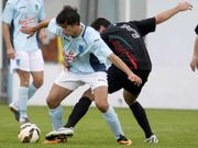El viveirense Borja lucha por la posesi�n con un rival. 