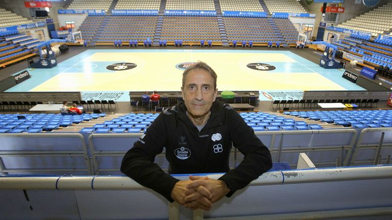 El t&eacute;cnico breoganista, Luis Casimiro, en la grada alta del Pazo dos Deportes del Lugo al t&eacute;rmino del entrenamiento que llev&oacute; a cabo el equipo este martes.